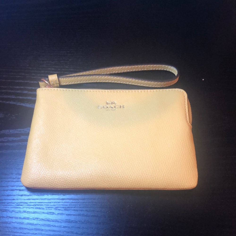 Women's Corner Zip Wristlet In Gold/retro Yellow